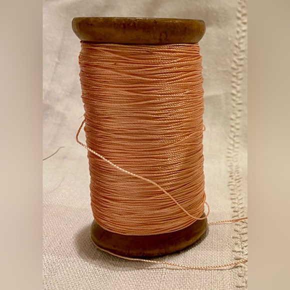 Vintage / antique wooden spool thread - unknown YD, pink shiny - Picture 1 of 3